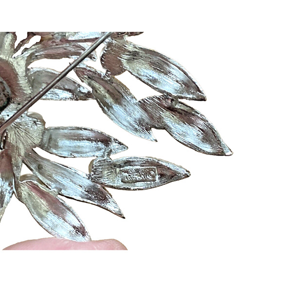 Vintage Crown Trifari Textured Silver Tone Faux Pearl Large Spray Brooch Pin - Picture 4 of 7